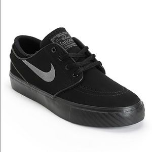 Black Nike SB Zoom Janoski Sneakers